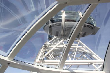 Londra, İngiltere, Birleşik Krallık - 12 Aralık 2015: Londra Gözü veya Thames Nehri 'nin yanındaki Milenyum Çarkıfeleği, panoramik manzaralı bir turizm merkezi.