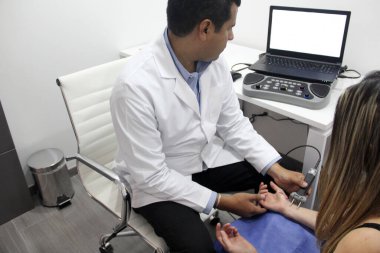 Karpal tünel sendromu, çevresel nöropati veya sinir hasarı teşhisi koymak için kadın bir hastanın elinde ve kolunda elektromiyografi ve Somatosensoryal PESS var.