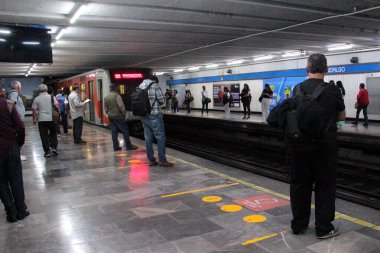 Mexico City, Mexico - 4 Ağustos 2025: CDMX Metro hattının Hidalgo İstasyonu, şehir merkezindeki toplu taşıma kullanıcıları için önemli bir bağlantı noktasıdır.