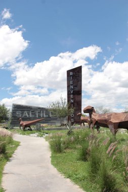 Saltillo, Coahuila, Meksika - 27 Temmuz 2025 Meksika 'nın Coahuila de Zaragoza eyaletinin başkenti ve en kalabalık şehri olan Saltillo' ya giriş, dağlarla çevrilidir.