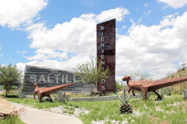 Saltillo, Coahuila, Meksika - 27 Temmuz 2025 Meksika 'nın Coahuila de Zaragoza eyaletinin başkenti ve en kalabalık şehri olan Saltillo' ya giriş, dağlarla çevrilidir.