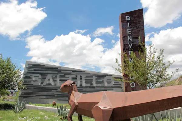 Saltillo, Coahuila, Meksika - 27 Temmuz 2025 Meksika 'nın Coahuila de Zaragoza eyaletinin başkenti ve en kalabalık şehri olan Saltillo' ya giriş, dağlarla çevrilidir.