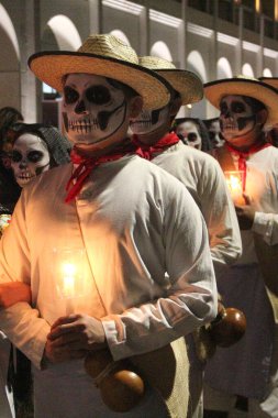Merida, Yucatan, Meksika - 28 Ekim 2024: Merida, Yucatan veya Paseo de las Animas 'da düzenlenen ve iskelet gibi giyindikleri bir geçit töreni