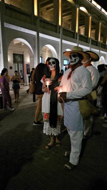 Merida, Yucatan, Meksika - 28 Ekim 2024: Merida, Yucatan veya Paseo de las Animas 'da düzenlenen ve iskelet gibi giyindikleri bir geçit töreni