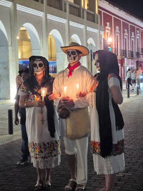 Merida, Yucatan, Meksika - 28 Ekim 2024: Merida, Yucatan veya Paseo de las Animas 'da düzenlenen ve iskelet gibi giyindikleri bir geçit töreni