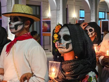 Merida, Yucatan, Meksika - 28 Ekim 2024: Merida, Yucatan veya Paseo de las Animas 'da düzenlenen ve iskelet gibi giyindikleri bir geçit töreni