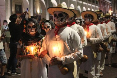 Merida, Yucatan, Meksika - 28 Ekim 2024: Merida, Yucatan veya Paseo de las Animas 'da düzenlenen ve iskelet gibi giyindikleri bir geçit töreni