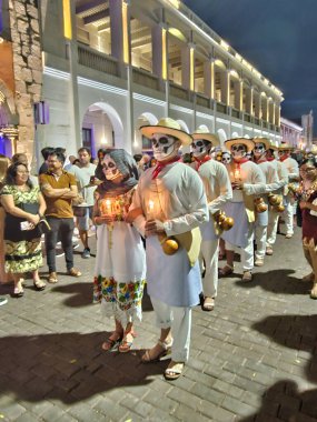 Merida, Yucatan, Meksika - 28 Ekim 2024: Merida, Yucatan veya Paseo de las Animas 'da düzenlenen ve iskelet gibi giyindikleri bir geçit töreni