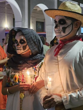 Merida, Yucatan, Meksika - 28 Ekim 2024: Merida, Yucatan veya Paseo de las Animas 'da düzenlenen ve iskelet gibi giyindikleri bir geçit töreni