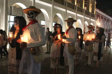 Merida, Yucatan, Meksika - 28 Ekim 2024: Merida, Yucatan veya Paseo de las Animas 'da düzenlenen ve iskelet gibi giyindikleri bir geçit töreni