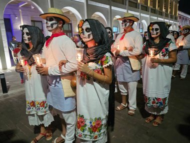 Merida, Yucatan, Meksika - 28 Ekim 2024: Merida, Yucatan veya Paseo de las Animas 'da düzenlenen ve iskelet gibi giyindikleri bir geçit töreni