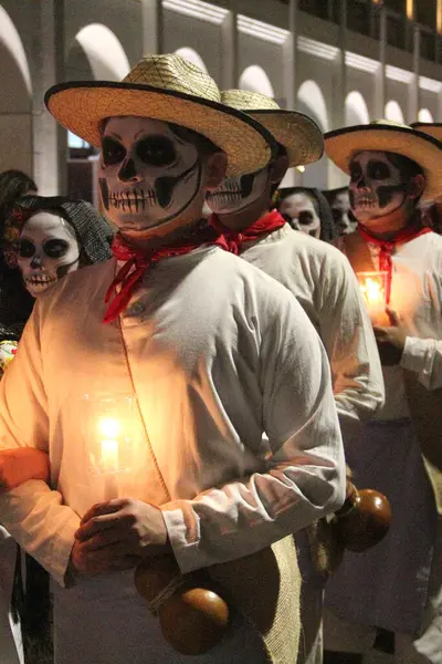 Merida, Yucatan, Meksika - 28 Ekim 2024: Merida, Yucatan veya Paseo de las Animas 'da düzenlenen ve iskelet gibi giyindikleri bir geçit töreni