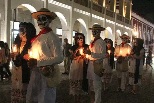 Merida, Yucatan, Meksika - 28 Ekim 2024: Merida, Yucatan veya Paseo de las Animas 'da düzenlenen ve iskelet gibi giyindikleri bir geçit töreni