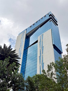 Mexico City, Mexico - 23 Ağustos 2023 Sofitel Reforma, Paseo de la Reforma 'da şehir panoramik manzaralı 5 yıldızlı lüks bir otel.