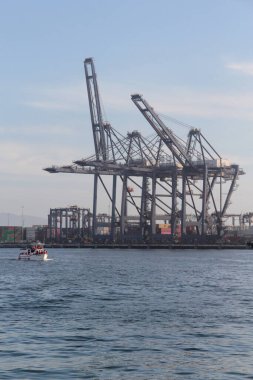 Ensenada, Baja California, Meksika - 16 Mar 2025: Liman vincleri Meksika 'nın Baja California limanındaki Ensenada limanında yükleme ve boşaltma için kullanılan büyük makinelerdir.