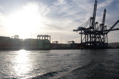 Ensenada, Baja California, Meksika - 16 Mar 2025: Liman vincleri Meksika 'nın Baja California limanındaki Ensenada limanında yükleme ve boşaltma için kullanılan büyük makinelerdir.