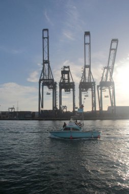 Ensenada, Baja California, Meksika - 16 Mar 2025: Liman vincleri Meksika 'nın Baja California limanındaki Ensenada limanında yükleme ve boşaltma için kullanılan büyük makinelerdir.