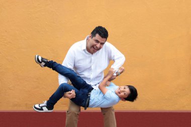 8 yaşındaki koyu tenli Latin oğluyla bekâr bir baba, Babalar Günü 'nü kutluyor ve birlikte eğleniyor.