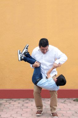 8 yaşındaki koyu tenli Latin oğluyla bekâr bir baba, Babalar Günü 'nü kutluyor ve birlikte eğleniyor.