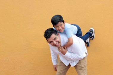 8 yaşındaki koyu tenli Latin oğluyla bekâr bir baba, Babalar Günü 'nü kutluyor ve birlikte eğleniyor.