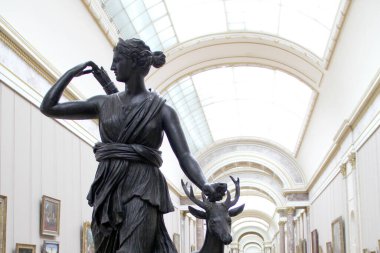 Paris, Fransa - 15 Mart 2015: Louvre Müzesi içindeki sanat eserleri, Fransa 'nın en önemli ve dünyanın en çok ziyaret edilen eserlerinden biri.