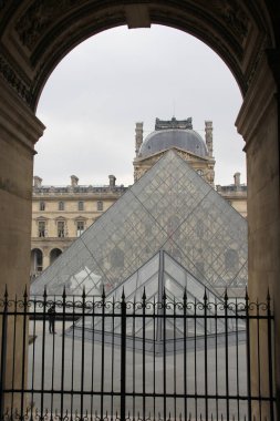 Paris, Fransa - 15 Mart 2015: Louvre Müzesi içindeki sanat eserleri, Fransa 'nın en önemli ve dünyanın en çok ziyaret edilen eserlerinden biri.