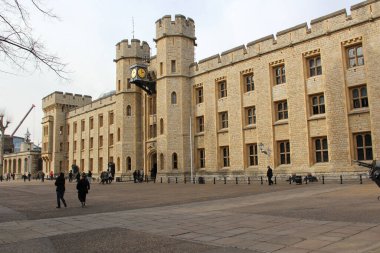 Londra, İngiltere - 13 Mart 2015: Londra Kulesi, resmi olarak İngiltere Kraliyet Sarayı ve Kalesi, İngiltere 'nin başkenti Londra' daki Thames Nehri 'nin yanında.