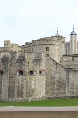 Londra, İngiltere - 13 Mart 2015: Londra Kulesi, resmi olarak İngiltere Kraliyet Sarayı ve Kalesi, İngiltere 'nin başkenti Londra' daki Thames Nehri 'nin yanında.