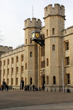 Londra, İngiltere - 13 Mart 2015: Londra Kulesi, resmi olarak İngiltere Kraliyet Sarayı ve Kalesi, İngiltere 'nin başkenti Londra' daki Thames Nehri 'nin yanında.