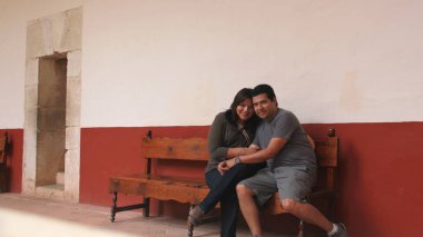 Latin erkek ve kadın çift tatillerini bir koloni binasını gezerek ve rahatlatıcı bir hafta sonu geçirerek geçirirler.