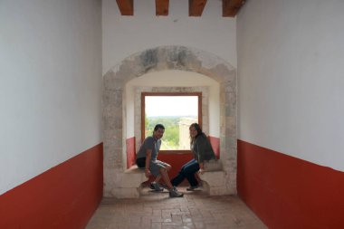 Latin erkek ve kadın çift tatillerini bir koloni binasını gezerek ve rahatlatıcı bir hafta sonu geçirerek geçirirler.