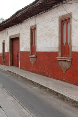 Patzcuaro, Michoacan, Meksika 'nın kaldırım taşlı caddeleri beyaz ve kırmızı evleri ve kiremitli çatıları turistik bir ilgi odağı.