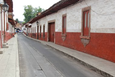 Patzcuaro, Michoacan, Meksika - 20 Aralık 2016: Patzcuaro, Michoacan, Meksika 'nın kaldırım taşları beyaz ve kırmızı evleri ve kiremit çatıları turistik bir cazibedir