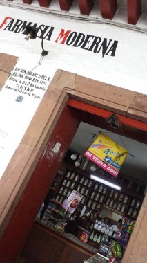 Patzcuaro, Michoacan, Meksika - 20 Aralık 2016: Patzcuaro, Michoacan, Meksika 'nın kaldırım taşları beyaz ve kırmızı evleri ve kiremit çatıları turistik bir cazibedir