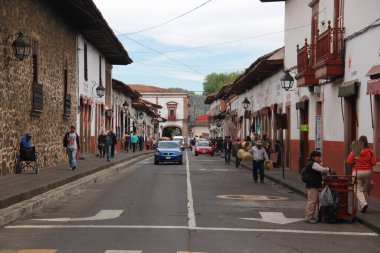 Patzcuaro, Michoacan, Meksika - 20 Aralık 2016: Patzcuaro, Michoacan, Meksika 'nın kaldırım taşları beyaz ve kırmızı evleri ve kiremit çatıları turistik bir cazibedir