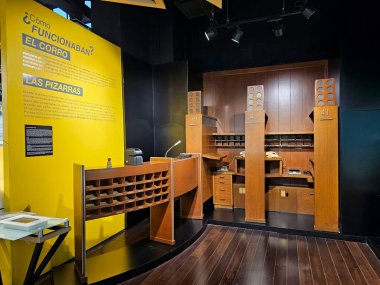 Mexico City, Meksika - 2 Ekim 2024: CDMX 'teki Bolsa Mexicana de Valores Müzesi içindeki sergi