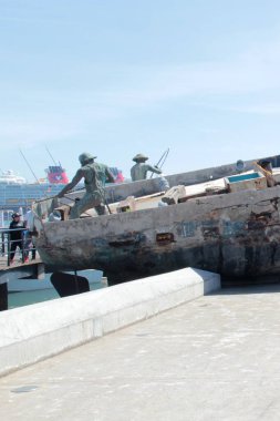 Ensenada, Baja California, Meksika - 16 Mart 2025: Ventana al Mar Boardwalk, gezmek için okyanusa bakan bir kamusal alan, restoranlar ve muhteşem manzaralı