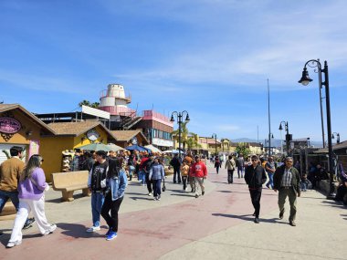 Ensenada, Baja California, Meksika - 16 Mart 2025: Ventana al Mar Boardwalk, gezmek için okyanusa bakan bir kamusal alan, restoranlar ve muhteşem manzaralı