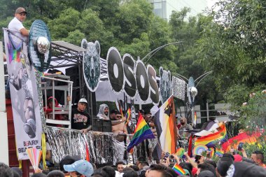 Mexico City, Mexico - 29 Haziran 2024: Onur Yürüyüşü, CDMX caddelerinde LGBTİ topluluğunun, lezbiyen, eşcinsel, biseksüel, trans ve interseksüel üyelerinin bir festival gösterisidir.