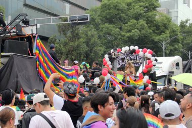 Mexico City, Mexico - 29 Haziran 2024: CDMX 'teki LGBT + gurur yürüyüşü, cinsel ve cinsiyet çeşitliliğini, lezbiyen, eşcinsel, biseksüel, transseksüel eşcinsellerin eşit hakları için yapılan bir gösteridir.