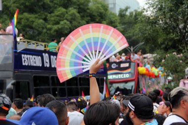 Mexico City, Mexico - 29 Haziran 2024: CDMX 'teki LGBT + gurur yürüyüşü, cinsel ve cinsiyet çeşitliliğini, lezbiyen, eşcinsel, biseksüel, transseksüel eşcinsellerin eşit hakları için yapılan bir gösteridir.