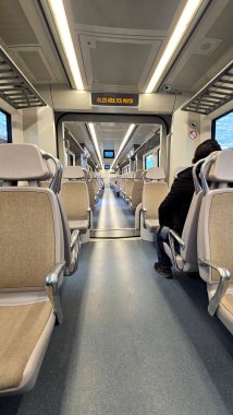 Mexico City, Meksika - 8 Ocak 2025: El Insurgente Interurban elektrik treni içindeki koltuklar ve pencere manzarası