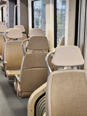 Mexico City, Meksika - 8 Ocak 2025: El Insurgente Interurban elektrik treni içindeki koltuklar ve pencere manzarası