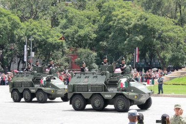 Mexico City, Mexico - 16 Eylül 2025: Bağımsızlık Günü 'nü kutlamak için ordu, donanma, hava kuvvetleri ve ulusal muhafızların katıldığı Mexico City' deki askeri geçit töreni