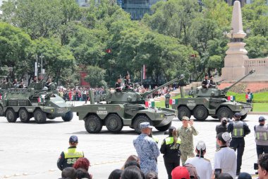 Mexico City, Mexico - 16 Eylül 2025: Bağımsızlık Günü 'nü kutlamak için ordu, donanma, hava kuvvetleri ve ulusal muhafızların katıldığı Mexico City' deki askeri geçit töreni