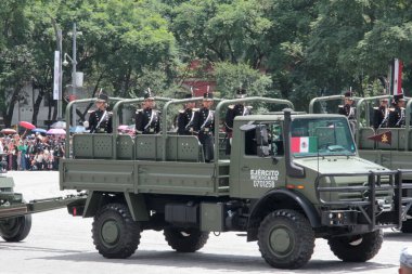 Mexico City, Mexico - 16 Eylül 2025: Bağımsızlık Günü 'nü kutlamak için ordu, donanma, hava kuvvetleri ve ulusal muhafızların katıldığı Mexico City' deki askeri geçit töreni