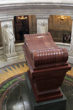 Paris, Fransa - 12 Mart 2015: Napolyon 'un mezarını barındıran Kubbe des Invalides, Ulusal Otel' in amblemidir ve Paris şehrinde önemli bir anıttır.