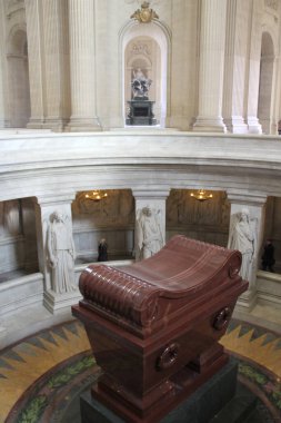 Paris, Fransa - 12 Mart 2015: Napolyon 'un mezarını barındıran Kubbe des Invalides, Ulusal Otel' in amblemidir ve Paris şehrinde önemli bir anıttır.