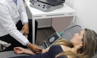 Karpal tünel sendromu, çevresel nöropati veya sinir hasarı teşhisi koymak için kadın bir hastanın elinde ve kolunda elektromiyografi ve Somatosensoryal PESS var.