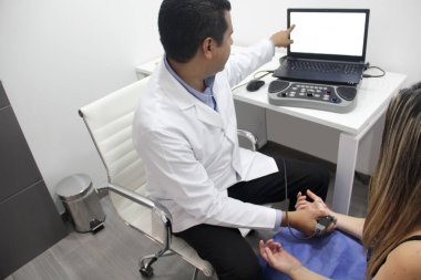 Karpal tünel sendromu, çevresel nöropati veya sinir hasarı teşhisi koymak için kadın bir hastanın elinde ve kolunda elektromiyografi ve Somatosensoryal PESS var.